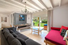 3 Bedrooms villa with pool only 200m from sea - Image 4