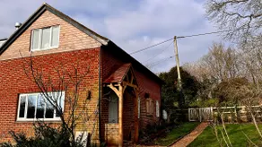 NEW Luxury 2 bed Cottage in the Historic City Winchester with private parking  - Image 2