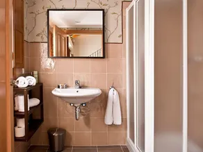 Lladito Short-Term Rentals, Apartment la e. - Image 3