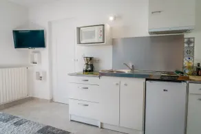 Quiet and natural studio, good location. - Image 2
