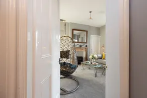 Stylish George Street Apartment - Image 4