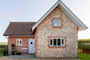 Traditional Norfolk Coastal Cottage - Image 4