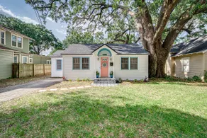 The Funky Swan Shack by Lake Morton & Downtown - Image 2