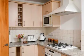 5mins to Queen Palace, FREE parking - Image 4