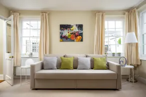 Romantic Cosy Cottage with Parking & Courtyard - Image 4