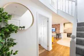Modern CANAL VIEW Home, in City Centre, Sleeps 8 - Image 3