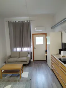Guest house with own entrance - Image 4