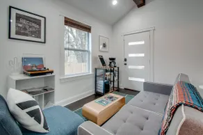 Private Master Suite Next to Dining Hotspots - Image 3