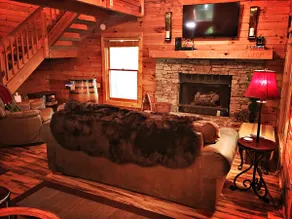 Private Woodsy Oasis Hot Tub Views & Video Games - Image 5