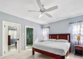 ★New! Modern & Luxurious Suite✔King Bed✔Pool✔Gym★ - Image 4