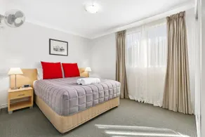 Terralong Terrace 2 bedroom poolside spa apartment - Image 4