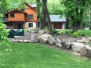 Lodge retreat on 5 wooded acres with pond - Image 5
