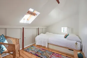 Central, Comfy and Light-filled Apt, By TimeCooler - Image 2