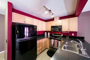SUMMERSIDE 3 BEDROOM TOWNHOUSE WITH FREE PARKING - Image 4