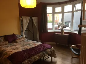 Nifty two bed urban flat near leafy Park and City. - Image 2