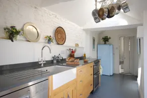 Charming Cottage in the Heart of Frome with parking - Image 4