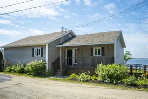 Large renovated beachfront cottage - Image 2