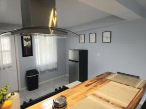 Cozy 2 Bedroom Home, Great Location w/Free Parking - Image 5