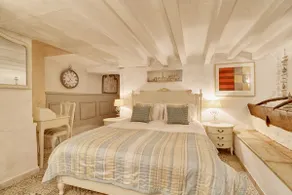 Stunning, romantic 1 Bedroom Property With Terrace - Image 5