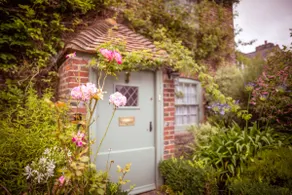 Chocolate-box pretty Pear Tree Cottage in South Downs village - Image 2