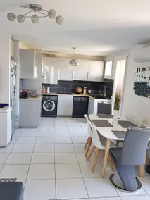 Bright 4th floor apartment near beaches - Image 2