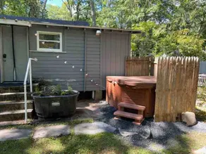 Charming lake community cottage with hot tub PET FRIENDLY - Image 3