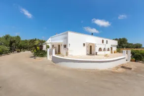 Villa adaptée aux familles avec jacuzzi, jardin et piscine privée | Vue jardin | Adaptée au travail à distance - Image 4
