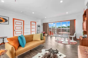 Retro themed Newcastle Private Apartment with Full Amenities - Image 2