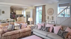 Newmarket (sleeps 8 + 2 camp beds) - Image 4