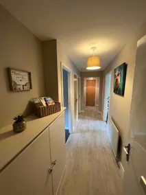 Lovely 2 bedroom top floor flat with free parking - Image 2