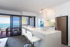 Florentine, 8 11 Columbia Close - opposite the beach with Air con and water views - Image 3