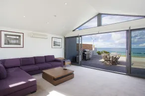 ONE 36 - CENTRAL BEACHFRONT APARTMENT WITH FIRST CLASS VIEWS AND WIFI - Image 3