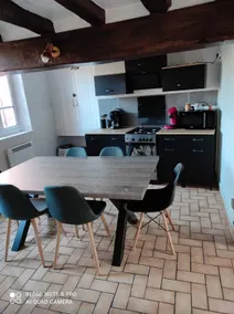 Cheerful townhouse with free parking - Image 5