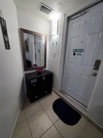 Apartment near the airport and downtown. - Image 4