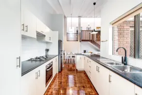 Vibrant Stay Near CBD- Dining&Shop at Doorstep - Image 4