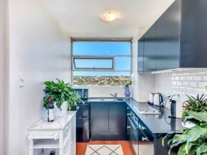 Perfectly located, stylish studio - Image 3