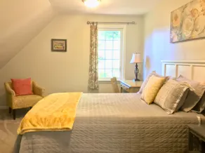 Laura's Loft and Gallery, private suite - Image 5