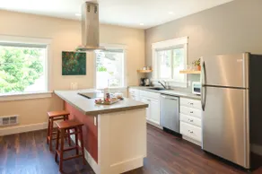 Thoughtfully designed guest house in town - Image 4