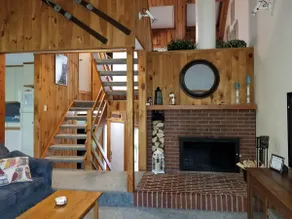 Beautiful Sunny Townhouse Home - Image 2