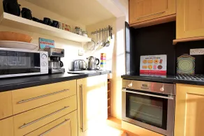 JOIVY Bright Flat with Workspace in New Town - Image 5
