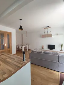 Beautiful, newly renovated apartment - Image 2