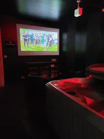 Nice suite with jacuzzi, sauna, giant screen - Image 4