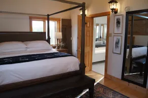 Still Water Shores: Ostrea Oceanside Loghouse - Image 3
