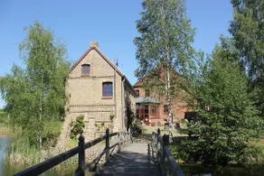 Rosenhaus (links) der Wasserburg Liepen - Image 4