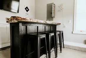 Great location, Walkable to Town, Garage game room - Image 4