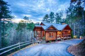 Amazing cabin mins to downtown; sleeps 10 - Image 2