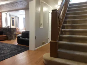 Charming family-style 4BR 2BA house 10 min to city - Image 2
