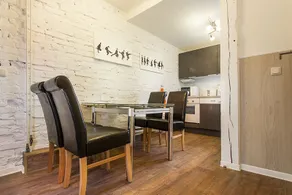H&H Apartment im Herzen der Stadt Nr 17-Karl mit Küche, Wohnzimmer und Esstisch - Image 2