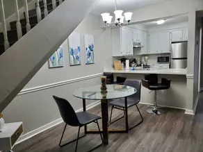 Modern Designer Townhouse 2Br Ideal for Long Stays! - Image 3