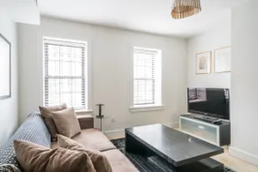Brownstone Garden Floor Apartment - Image 4